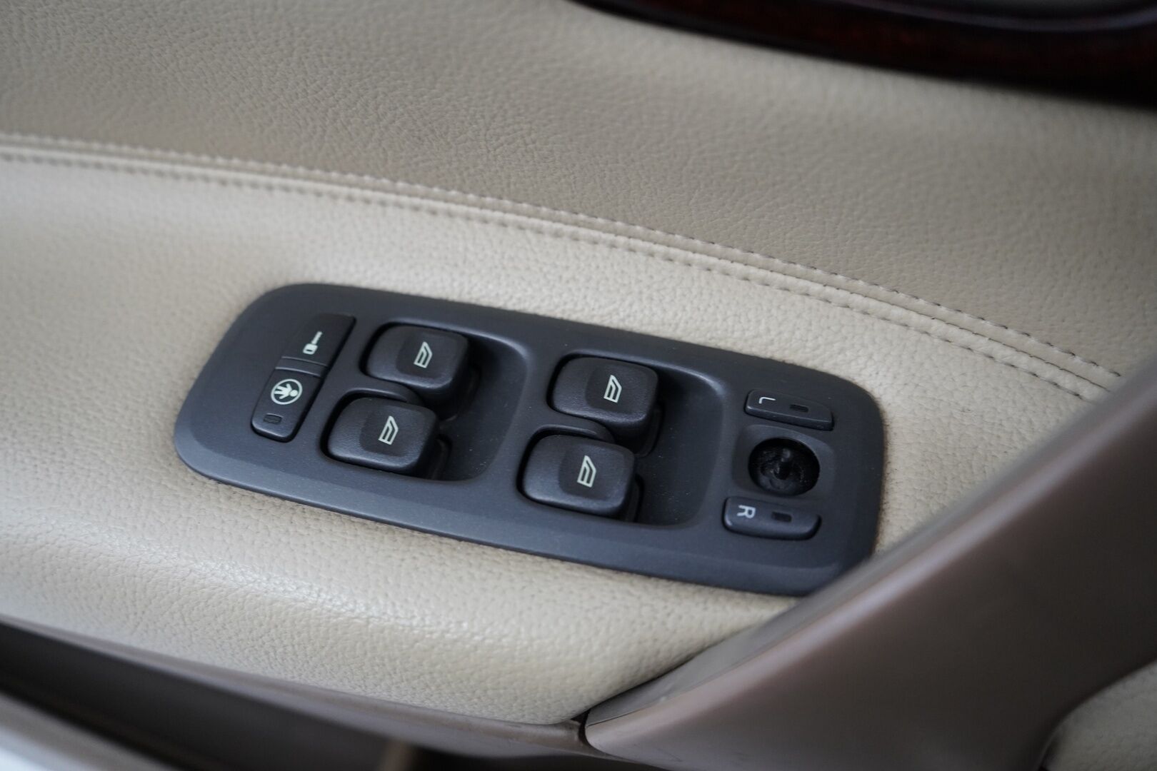 Volvo V70 2001 YritysOutlet - Myydään vain yrityksille - Kahdet renkaat / Fiksut huollot