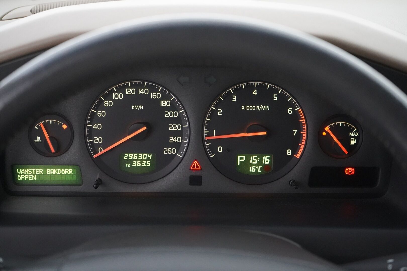 Volvo V70 2001 YritysOutlet - Myydään vain yrityksille - Kahdet renkaat / Fiksut huollot