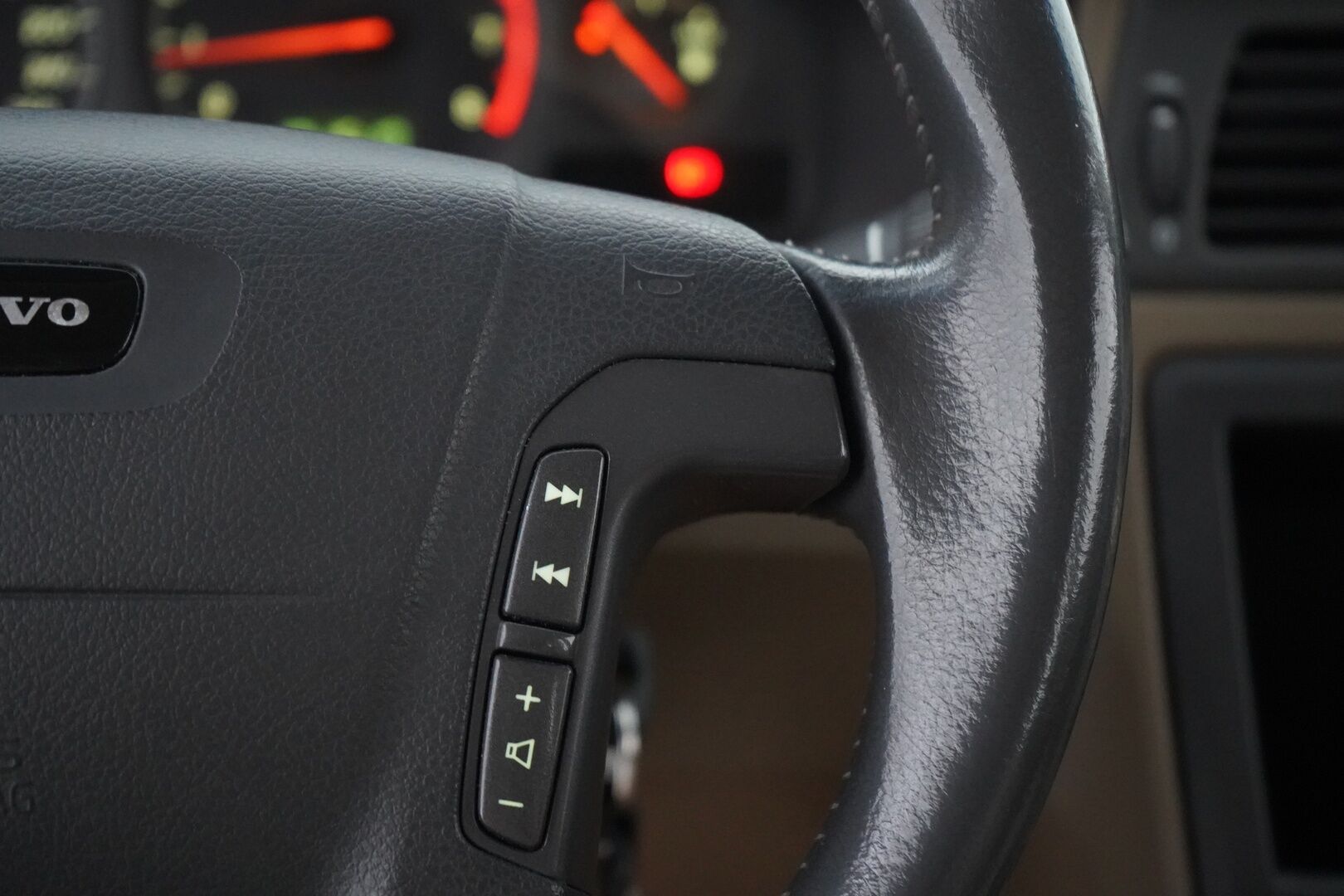 Volvo V70 2001 YritysOutlet - Myydään vain yrityksille - Kahdet renkaat / Fiksut huollot