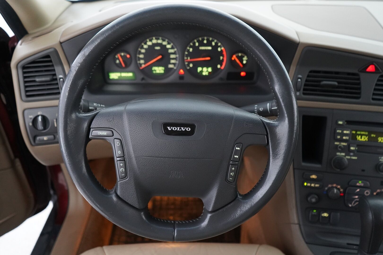 Volvo V70 2001 YritysOutlet - Myydään vain yrityksille - Kahdet renkaat / Fiksut huollot