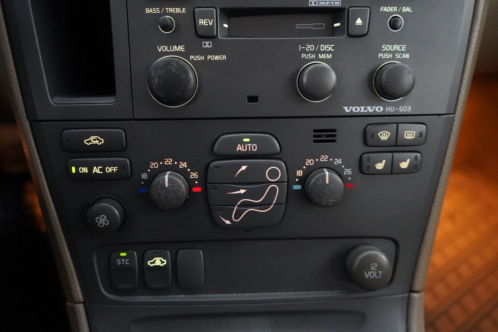 Volvo V70 2001 YritysOutlet - Myydään vain yrityksille - Kahdet renkaat / Fiksut huollot