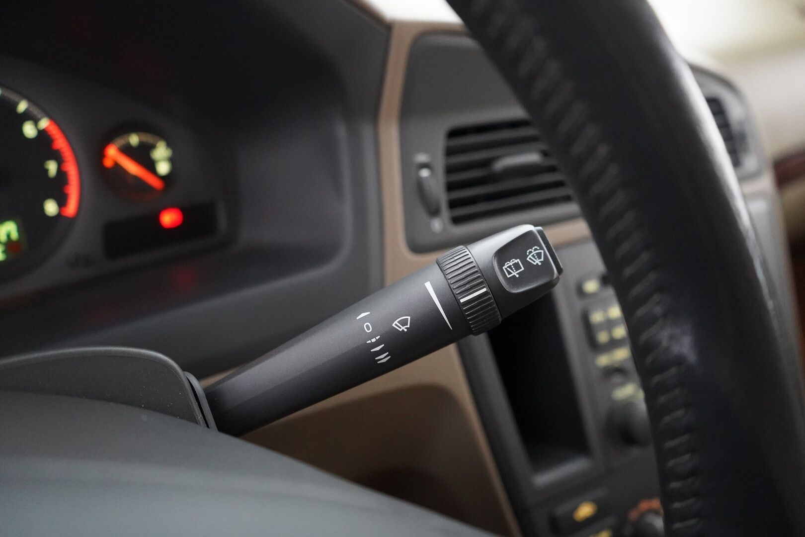 Volvo V70 2001 YritysOutlet - Myydään vain yrityksille - Kahdet renkaat / Fiksut huollot