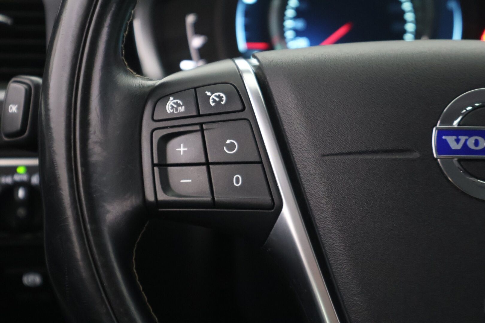 Volvo V60 2014 D6 AWD Summum Plug in Hybrid aut. - YritysOutlet - Myydään vain yrityksille - - Webasto / Koukku / Navi / Vakkari / Nahat muistilla / Bluetooth