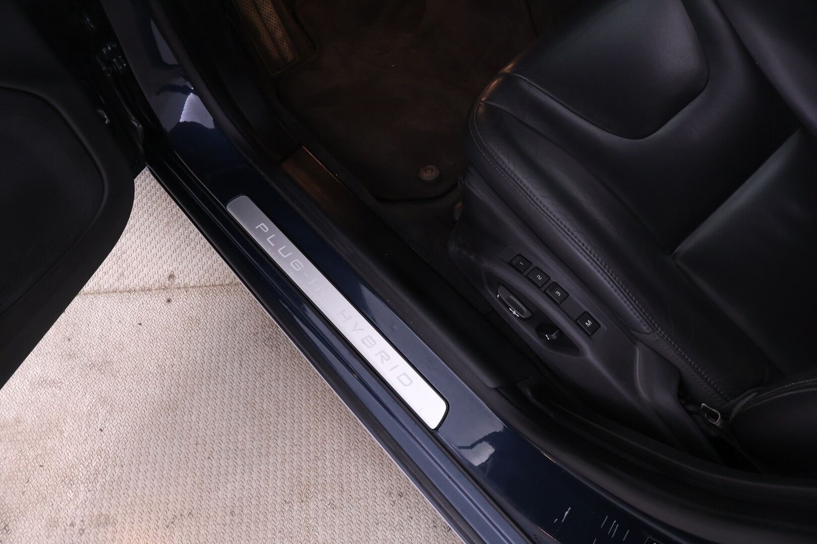 Volvo V60 2014 D6 AWD Summum Plug in Hybrid aut. - YritysOutlet - Myydään vain yrityksille - - Webasto / Koukku / Navi / Vakkari / Nahat muistilla / Bluetooth