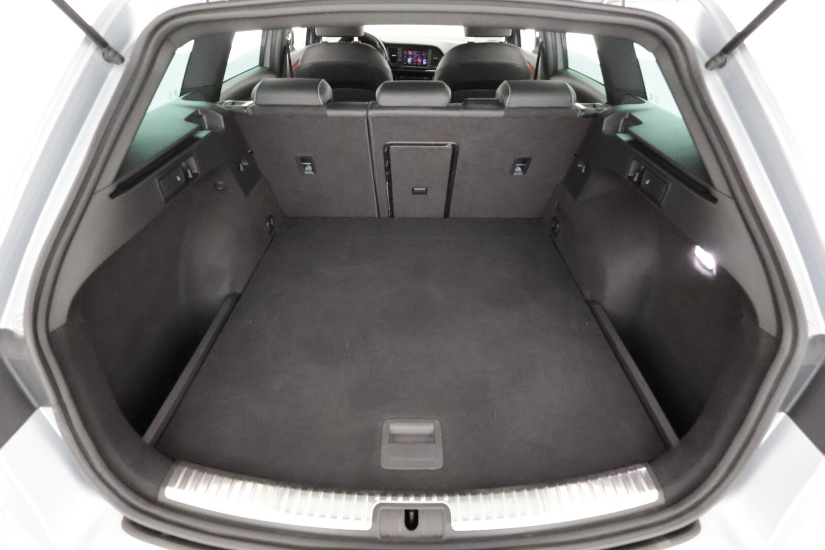 Seat Leon ST 2019 2,0 TSI 300 4DRIVE Cupra DSG * Lohkolämmitin / Vakkari / Navi / Digimittaristo / LED / P.Tutkat * - Suomi-auto / Kahdet renkaat aluvanteilla 