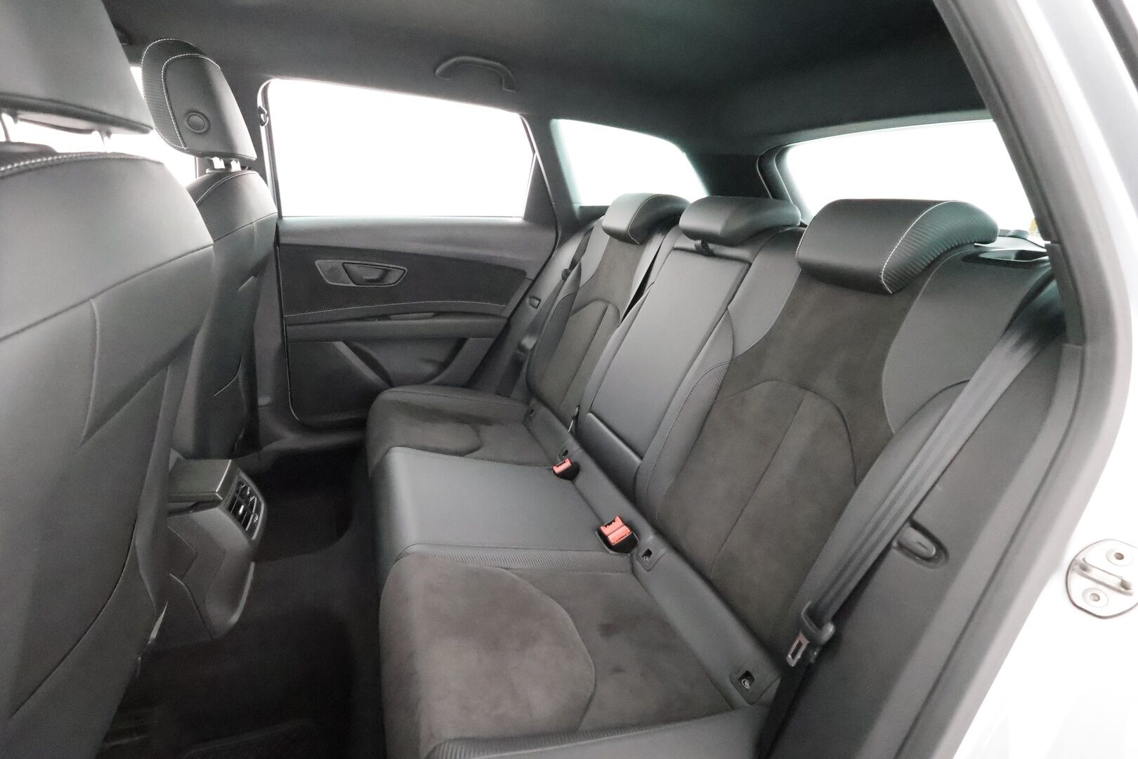 Seat Leon ST 2019 2,0 TSI 300 4DRIVE Cupra DSG * Lohkolämmitin / Vakkari / Navi / Digimittaristo / LED / P.Tutkat * - Suomi-auto / Kahdet renkaat aluvanteilla 