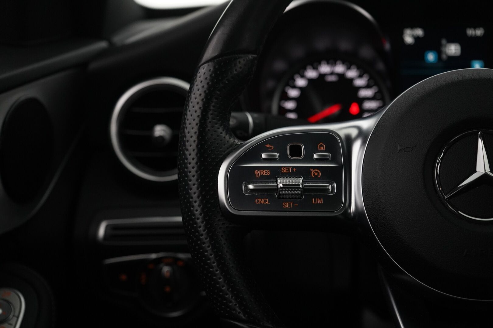 Mercedes-Benz C 2019 180 A Business AMG - Suomi-auto / Viimeisin huolto 88tkm / Kahdet renkaat vanteineen
