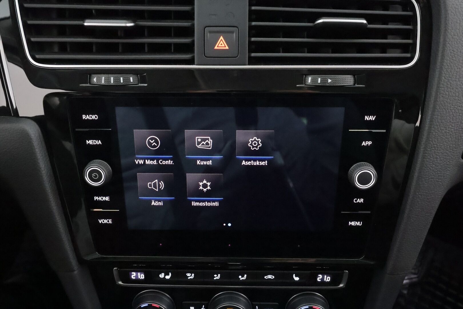 Volkswagen Golf 2019 Highline 1,5 TSI EVO 96 kW BLUEMOTION DSG * ACC / Webasto / Adapt.LED / P.kamera / Navi / Keyless * - Suomi-auto / Kahdet renkaat aluvanteilla / Merkkihuollot