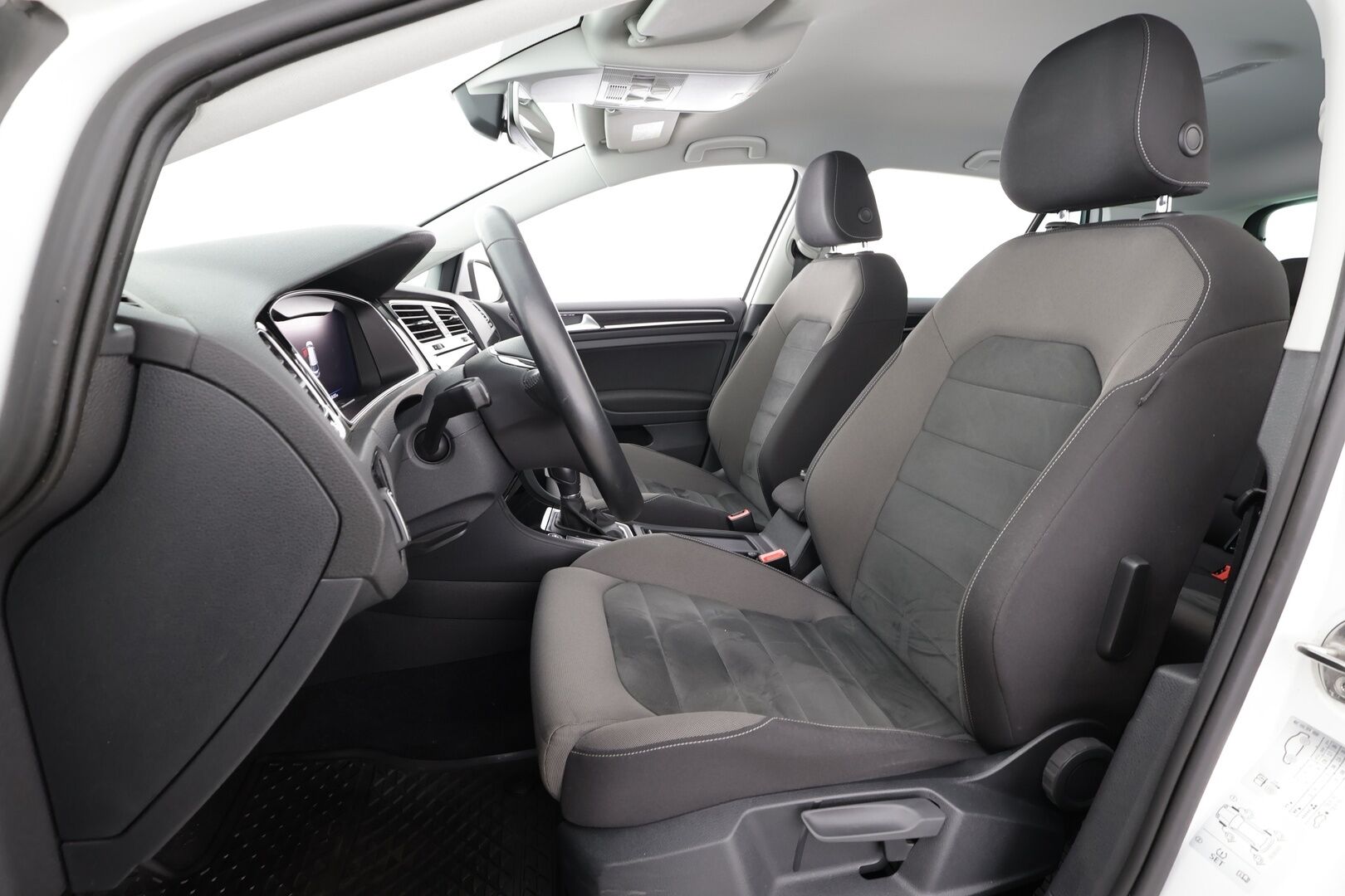 Volkswagen Golf 2019 Highline 1,5 TSI EVO 96 kW BLUEMOTION DSG * ACC / Webasto / Adapt.LED / P.kamera / Navi / Keyless * - Suomi-auto / Kahdet renkaat aluvanteilla / Merkkihuollot