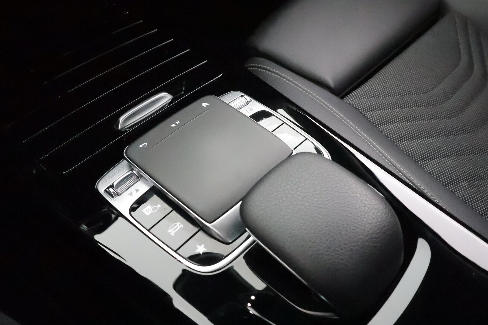 Mercedes-Benz A 2019 180 A Business Style * 1.Om Suomi-auto / Vakkari / Navi / LED / P.kamera / Sporttipenkit / Widescreen * - Kahdet renkaat aluvanteilla - HULLU BLACKWEEK KORKOTARJOUS 2,49%