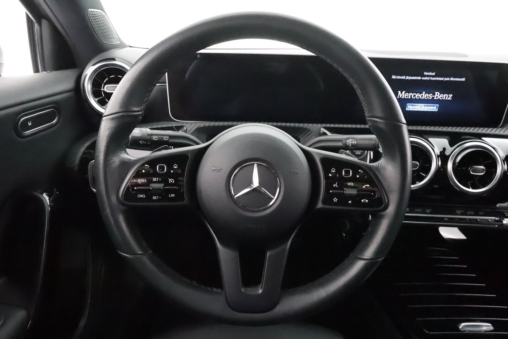 Mercedes-Benz A 2019 180 A Business Style * 1.Om Suomi-auto / Vakkari / Navi / LED / P.kamera / Sporttipenkit / Widescreen * - Kahdet renkaat aluvanteilla - HULLU BLACKWEEK KORKOTARJOUS 2,49%