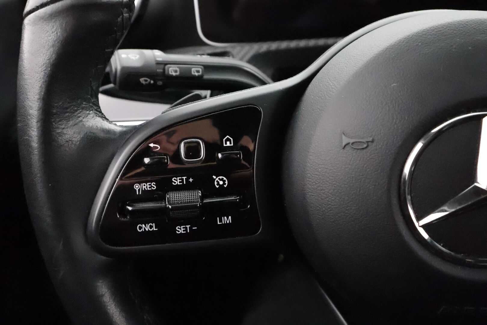 Mercedes-Benz A 2019 180 A Business Style * 1.Om Suomi-auto / Vakkari / Navi / LED / P.kamera / Sporttipenkit / Widescreen * - Kahdet renkaat aluvanteilla - HULLU BLACKWEEK KORKOTARJOUS 2,49%