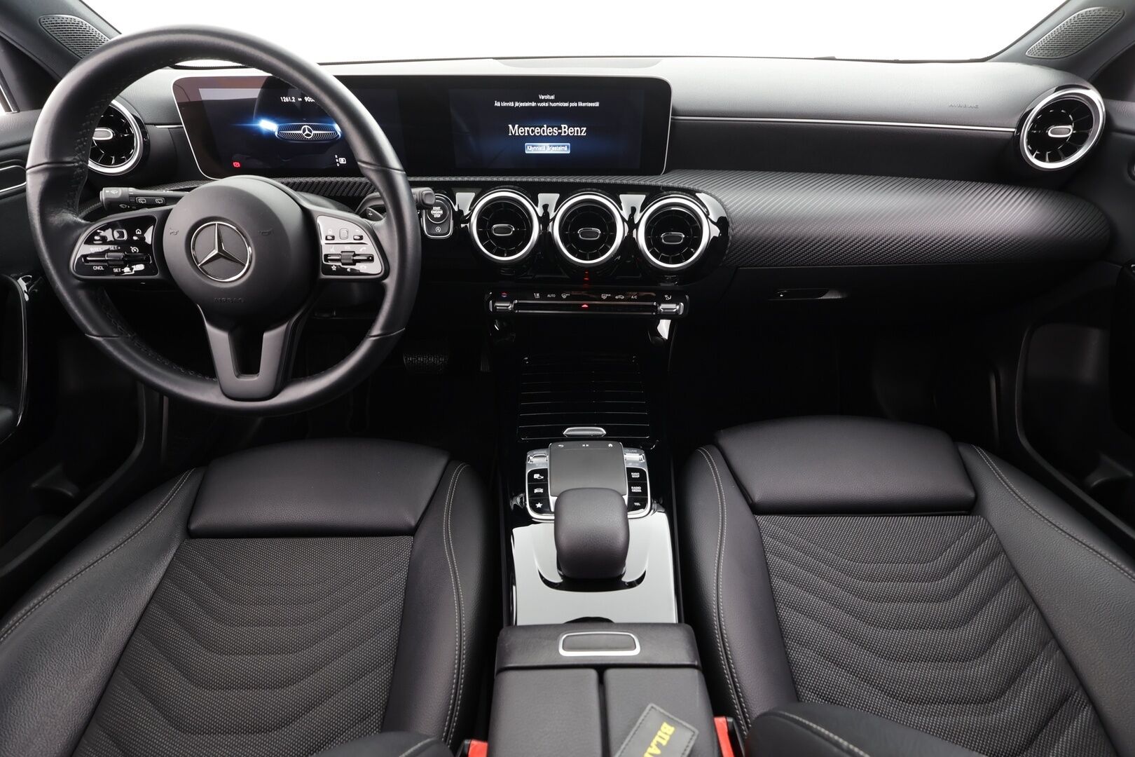 Mercedes-Benz A 2019 180 A Business Style * 1.Om Suomi-auto / Vakkari / Navi / LED / P.kamera / Sporttipenkit / Widescreen * - Kahdet renkaat aluvanteilla - HULLU BLACKWEEK KORKOTARJOUS 2,49%