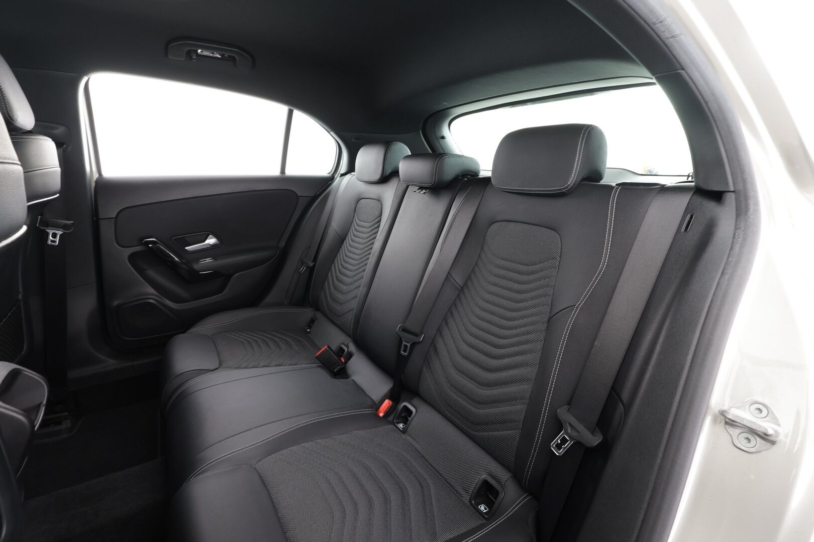 Mercedes-Benz A 2019 180 A Business Style * 1.Om Suomi-auto / Vakkari / Navi / LED / P.kamera / Sporttipenkit / Widescreen * - Kahdet renkaat aluvanteilla - HULLU BLACKWEEK KORKOTARJOUS 2,49%