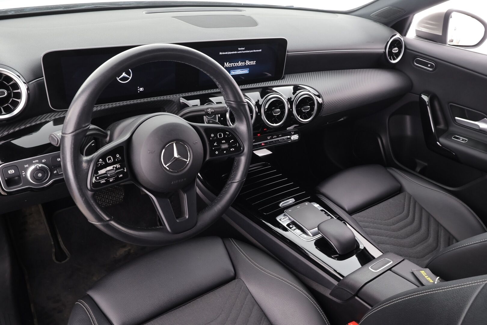 Mercedes-Benz A 2019 180 A Business Style * 1.Om Suomi-auto / Vakkari / Navi / LED / P.kamera / Sporttipenkit / Widescreen * - Kahdet renkaat aluvanteilla - HULLU BLACKWEEK KORKOTARJOUS 2,49%