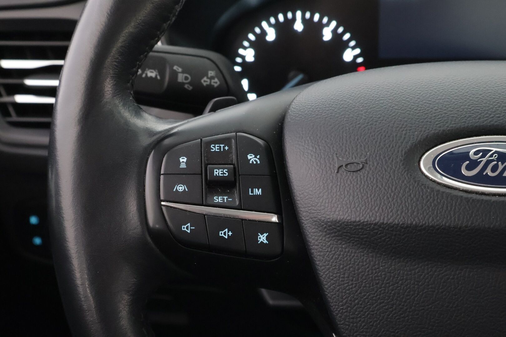 Ford Focus 2019 1,0 EcoBoost 125hv A8 Active Wagon * Webasto / Adapt.Vakkari / Adapt.LED / Lämm.Tuulilasi / Ratinlämmitys! - Suomiauto / Merkkihuollot / 2x Hyvät renkaat!