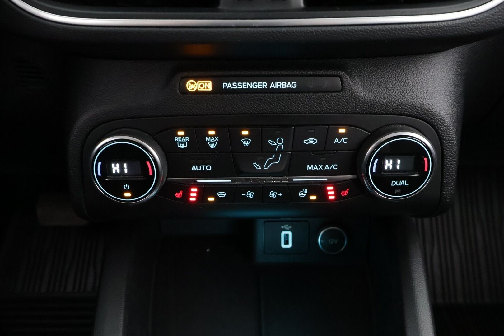 Ford Focus 2019 1,0 EcoBoost 125hv A8 Active Wagon * Webasto / Adapt.Vakkari / Adapt.LED / Lämm.Tuulilasi / Ratinlämmitys! - Suomiauto / Merkkihuollot / 2x Hyvät renkaat!