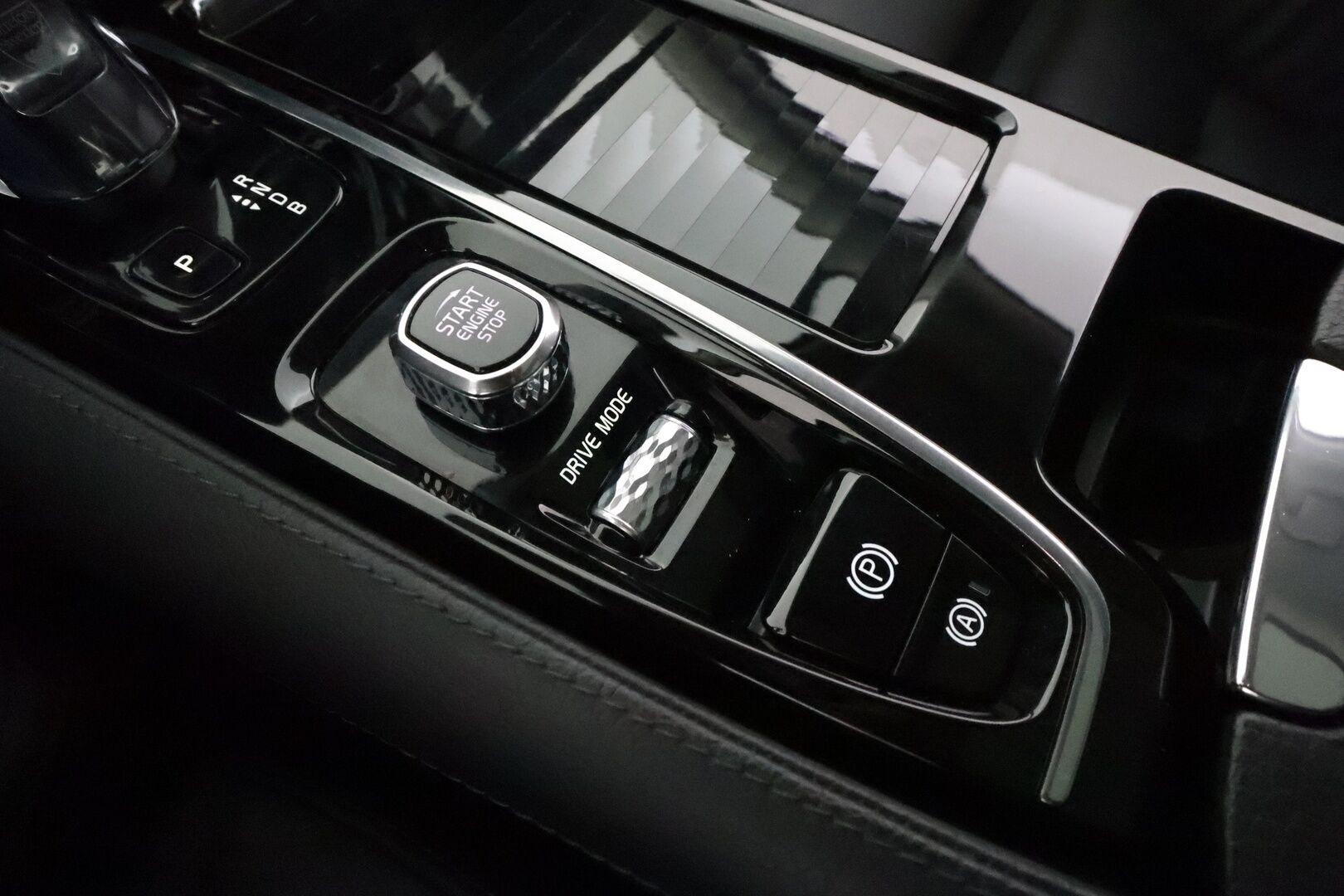 Volvo V60 2019 T8 AWD Inscription aut *ACC / Panorama / Muistipenkki / Full LED / P.kamera / BLIS / Navi / Sporttinahat / Webasto* - Suomi-auto / Kahdet renkaat aluvanteilla / Merkkihuollettu