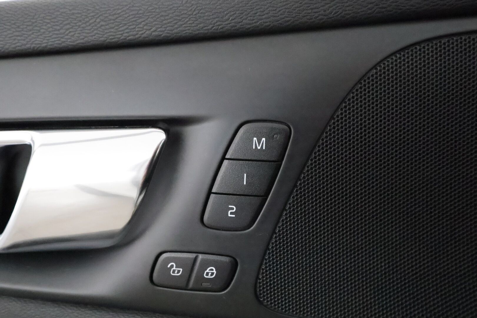 Volvo V60 2019 T8 AWD Inscription aut *ACC / Panorama / Muistipenkki / Full LED / P.kamera / BLIS / Navi / Sporttinahat / Webasto* - Suomi-auto / Kahdet renkaat aluvanteilla / Merkkihuollettu