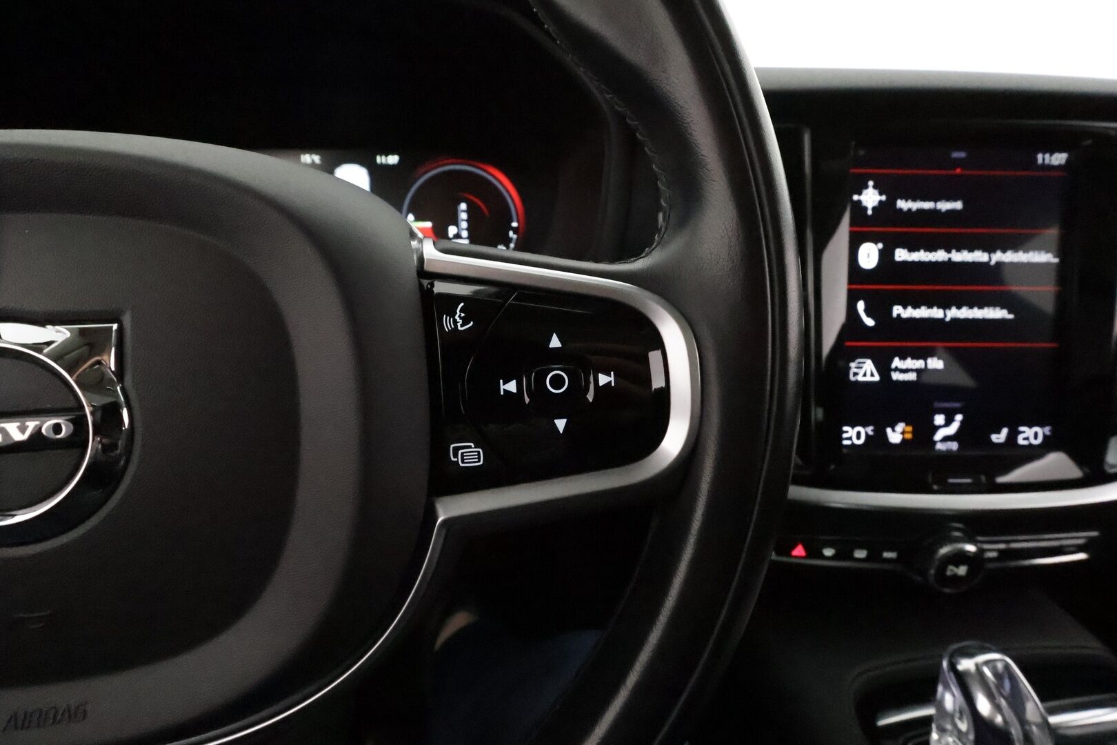 Volvo V60 2019 T8 AWD Inscription aut *ACC / Panorama / Muistipenkki / Full LED / P.kamera / BLIS / Navi / Sporttinahat / Webasto* - Suomi-auto / Kahdet renkaat aluvanteilla / Merkkihuollettu