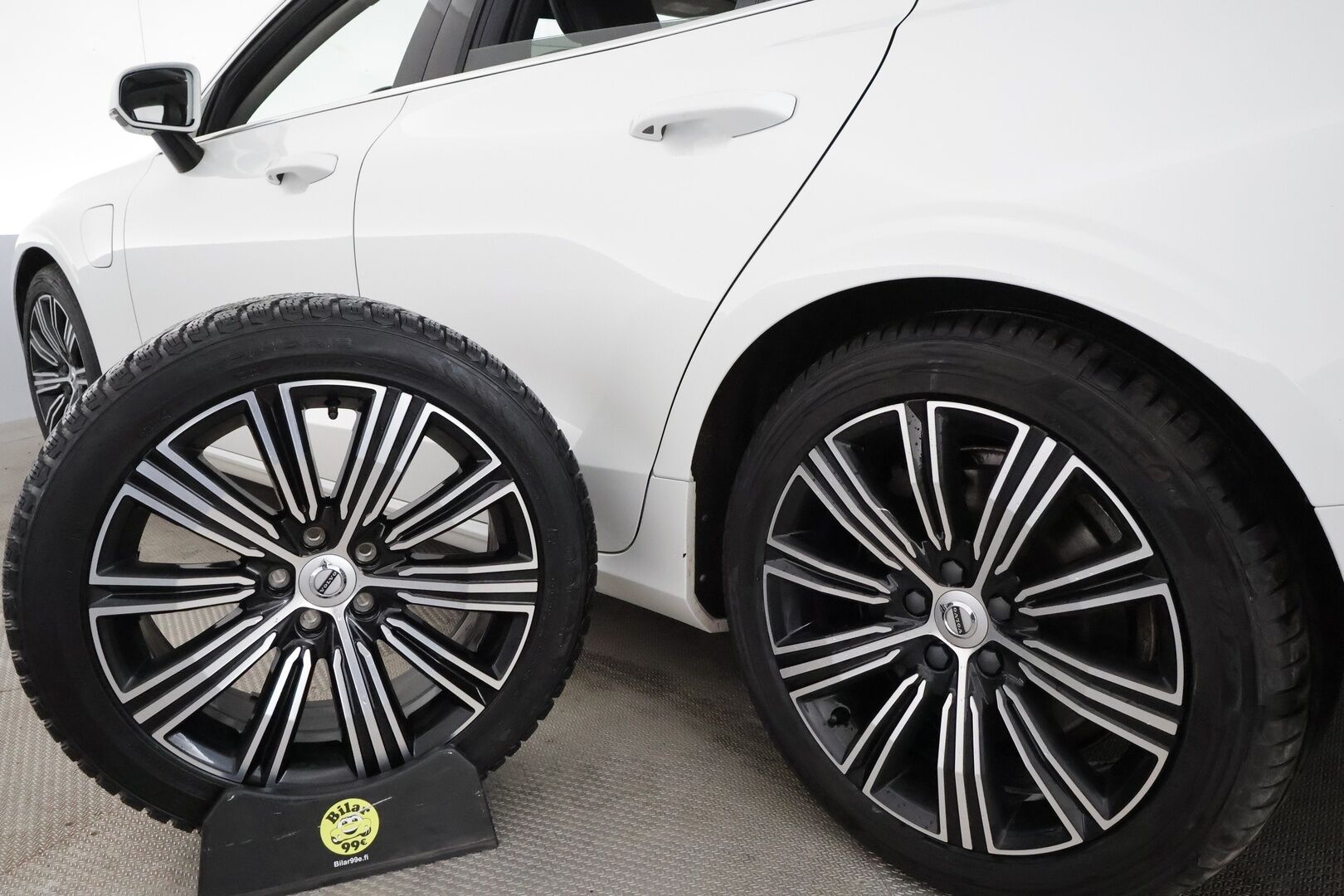 Volvo V60 2019 T8 AWD Inscription aut *ACC / Panorama / Muistipenkki / Full LED / P.kamera / BLIS / Navi / Sporttinahat / Webasto* - Suomi-auto / Kahdet renkaat aluvanteilla / Merkkihuollettu