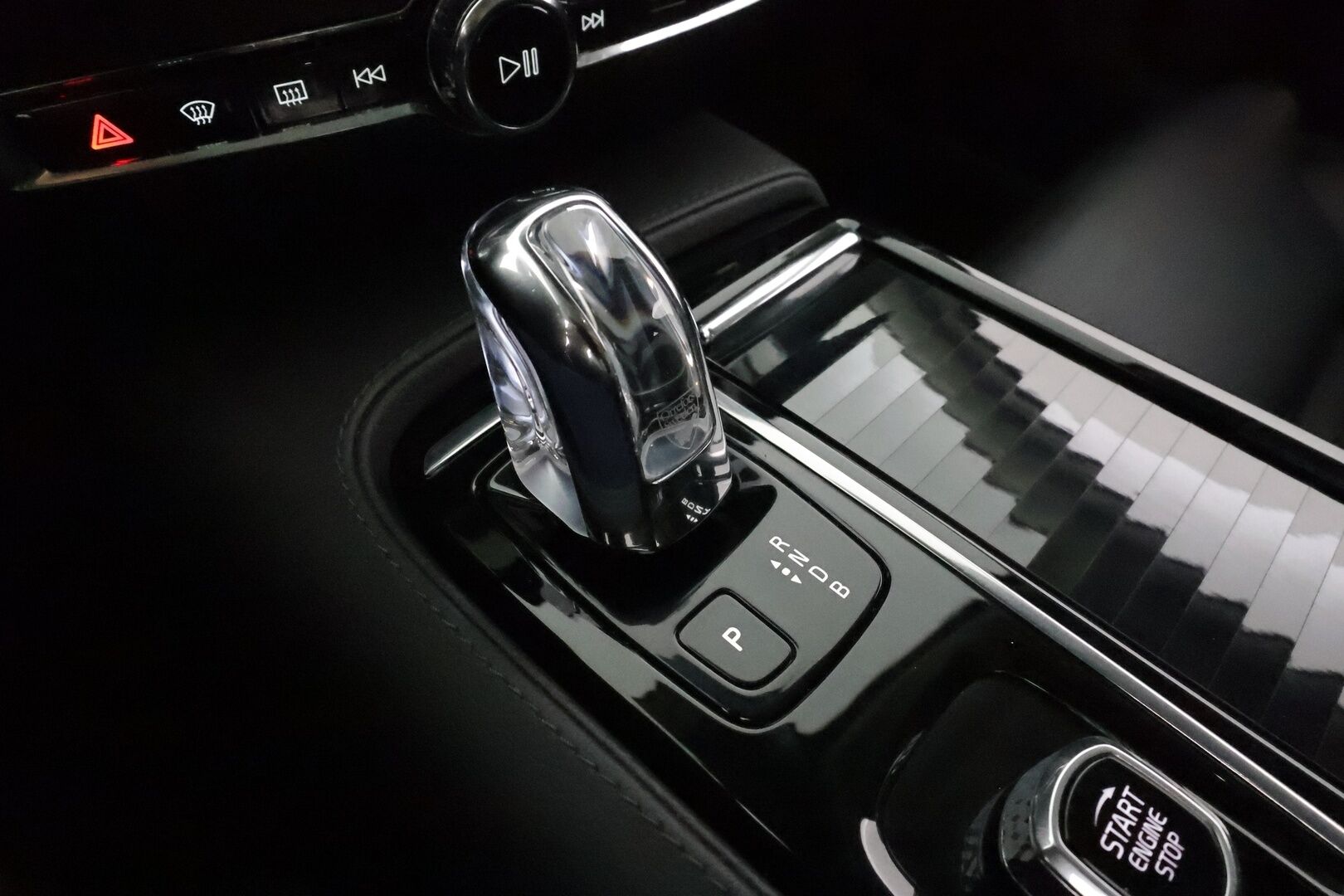 Volvo V60 2019 T8 AWD Inscription aut *ACC / Panorama / Muistipenkki / Full LED / P.kamera / BLIS / Navi / Sporttinahat / Webasto* - Suomi-auto / Kahdet renkaat aluvanteilla / Merkkihuollettu