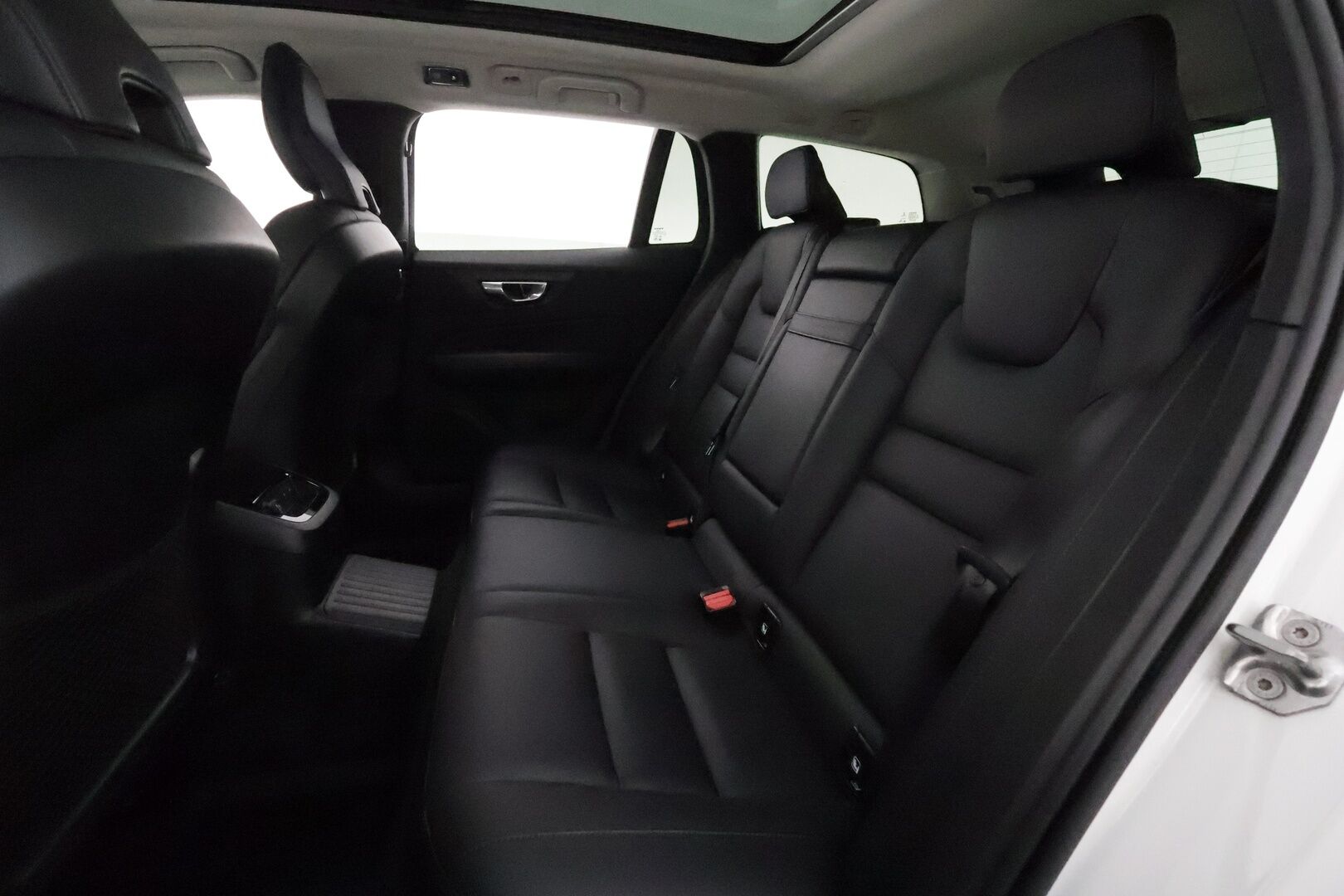 Volvo V60 2019 T8 AWD Inscription aut *ACC / Panorama / Muistipenkki / Full LED / P.kamera / BLIS / Navi / Sporttinahat / Webasto* - Suomi-auto / Kahdet renkaat aluvanteilla / Merkkihuollettu