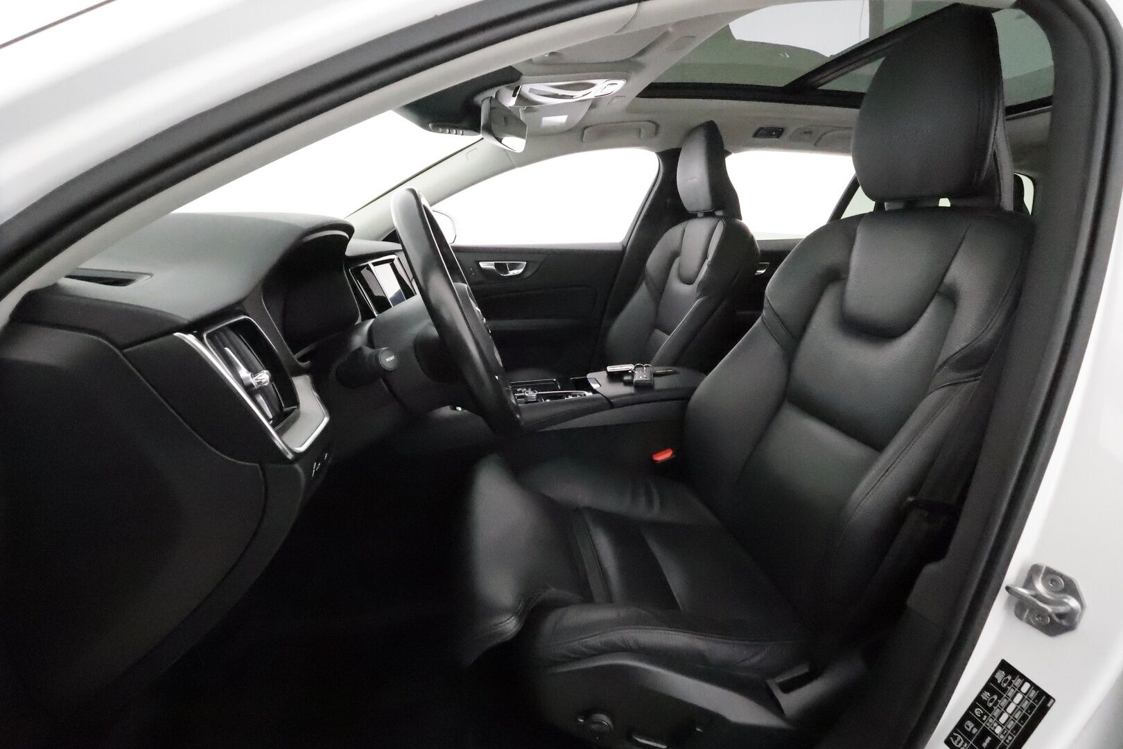 Volvo V60 2019 T8 AWD Inscription aut *ACC / Panorama / Muistipenkki / Full LED / P.kamera / BLIS / Navi / Sporttinahat / Webasto* - Suomi-auto / Kahdet renkaat aluvanteilla / Merkkihuollettu