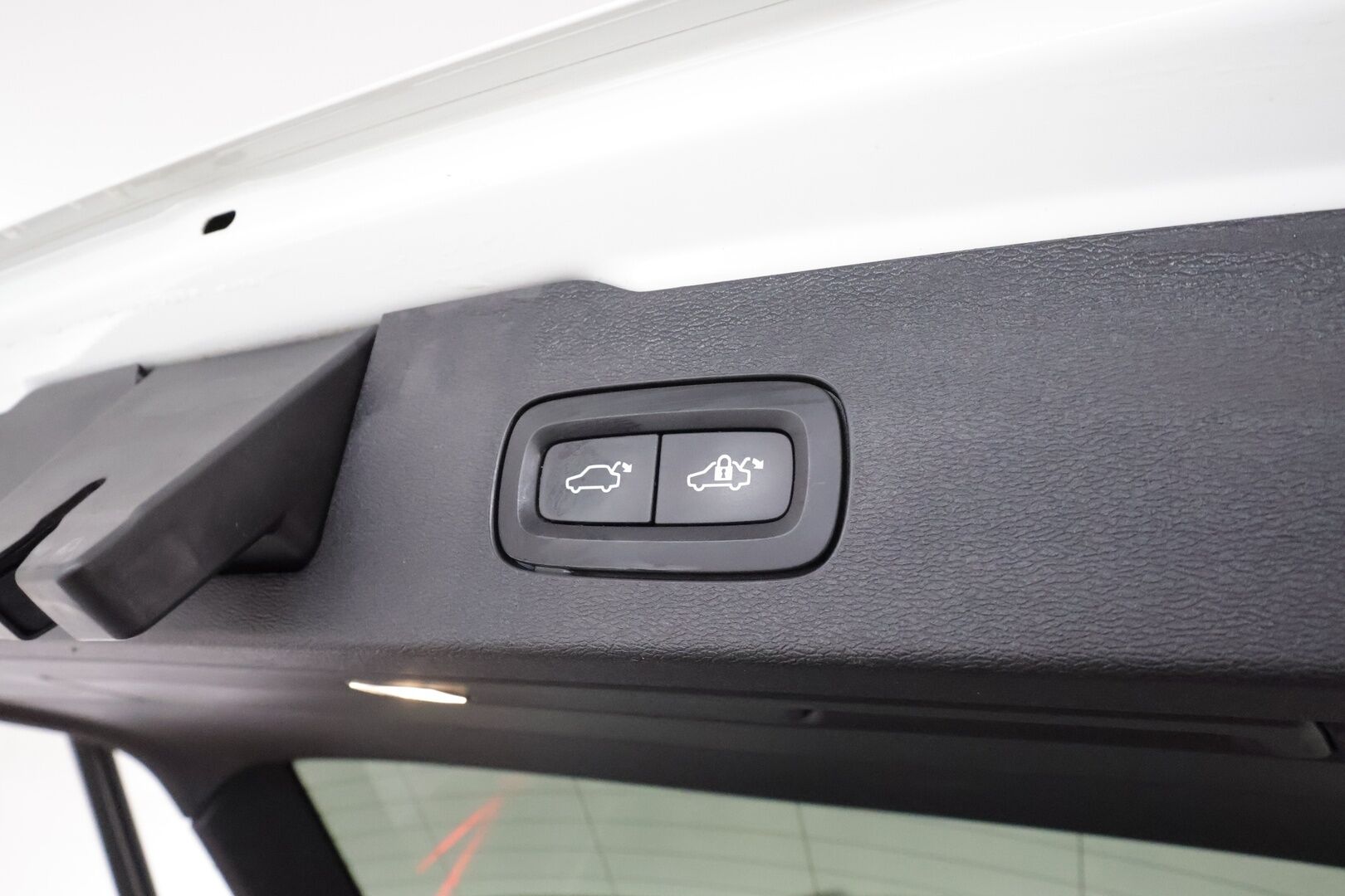 Volvo V60 2019 T8 AWD Inscription aut *ACC / Panorama / Muistipenkki / Full LED / P.kamera / BLIS / Navi / Sporttinahat / Webasto* - Suomi-auto / Kahdet renkaat aluvanteilla / Merkkihuollettu