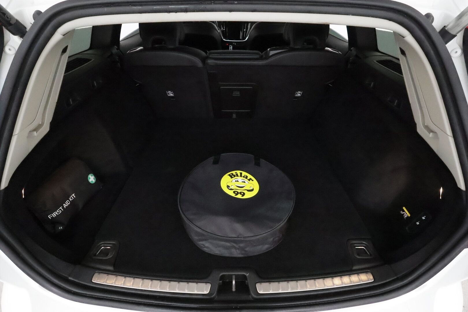 Volvo V60 2019 T8 AWD Inscription aut *ACC / Panorama / Muistipenkki / Full LED / P.kamera / BLIS / Navi / Sporttinahat / Webasto* - Suomi-auto / Kahdet renkaat aluvanteilla / Merkkihuollettu - HULLU BLACKWEEK KORKOTARJOUS 2,49%