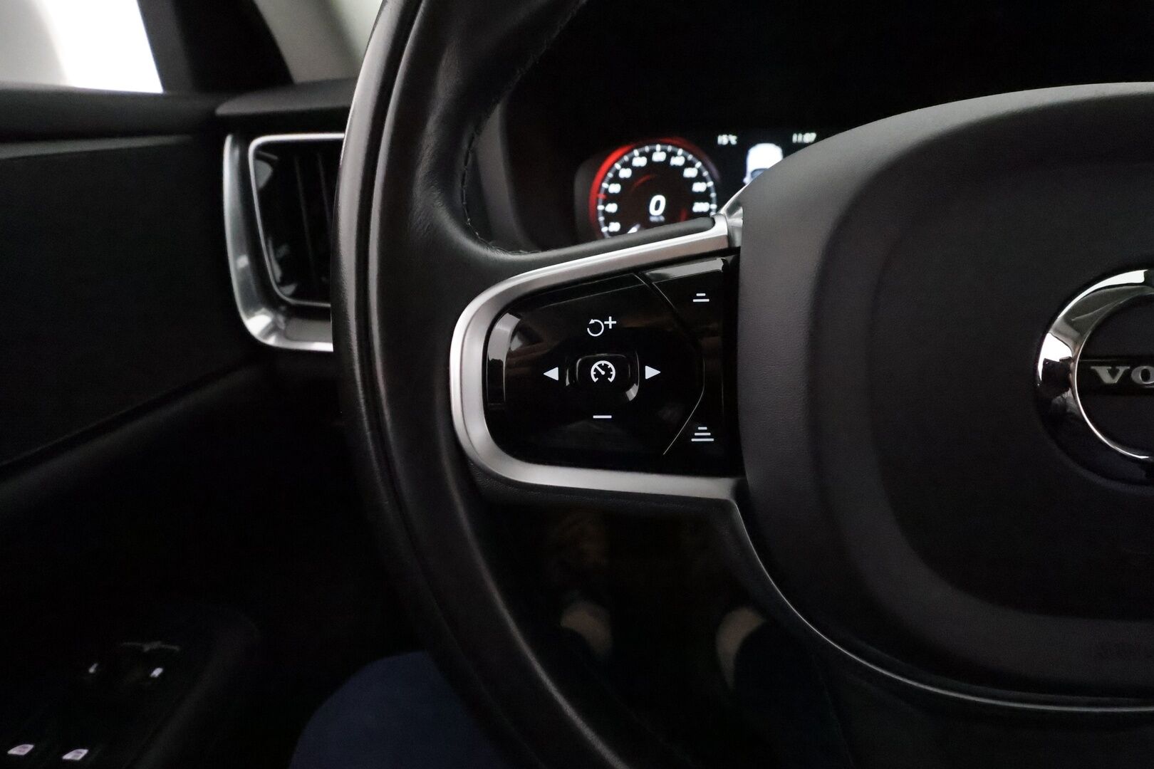Volvo V60 2019 T8 AWD Inscription aut *ACC / Panorama / Muistipenkki / Full LED / P.kamera / BLIS / Navi / Sporttinahat / Webasto* - Suomi-auto / Kahdet renkaat aluvanteilla / Merkkihuollettu