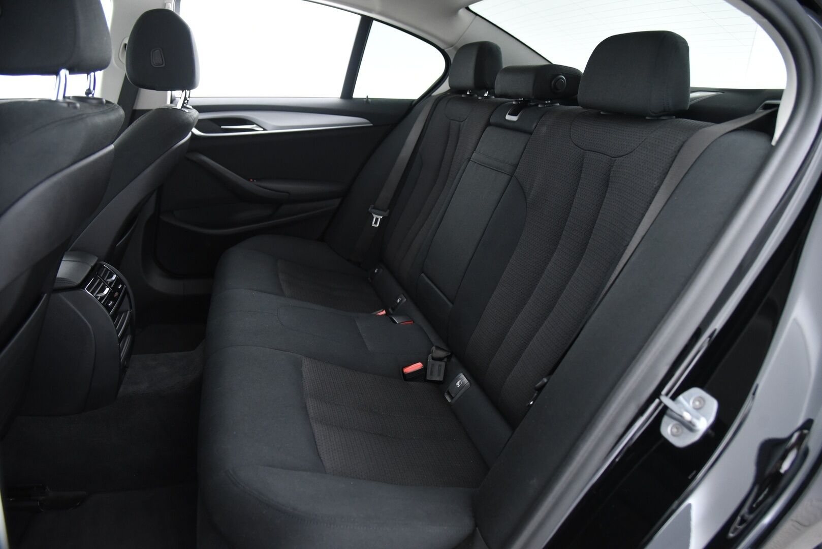 BMW 530 2019 G30 Sedan 530e A Charged Edition / Suomi-auto / Vakkari / P-kamera / LED - Digimittaristo / Ratinlämmitin / 2x renkaat