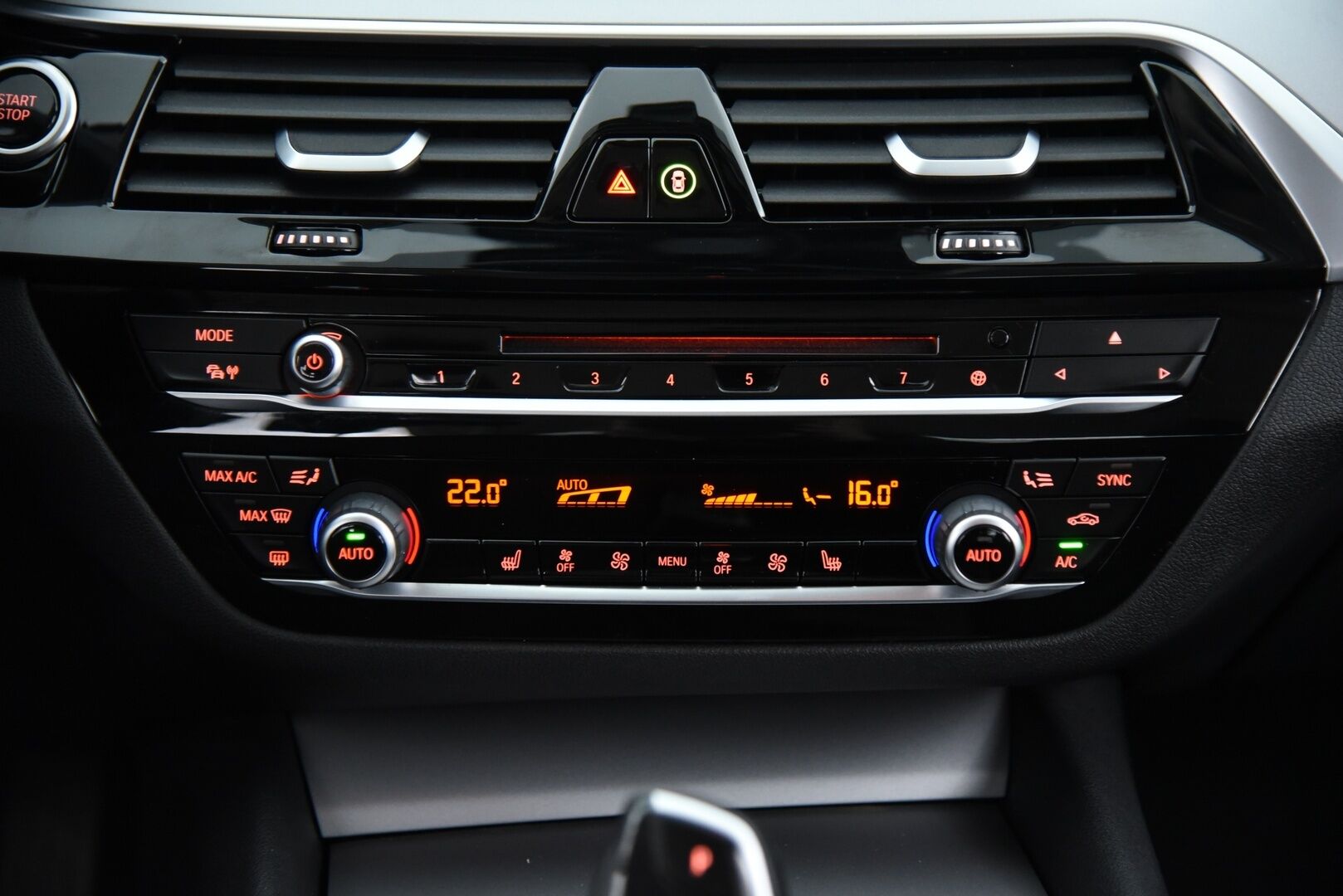 BMW 530 2019 G30 Sedan 530e A Charged Edition / Suomi-auto / Vakkari / P-kamera / LED - Digimittaristo / Ratinlämmitin / 2x renkaat