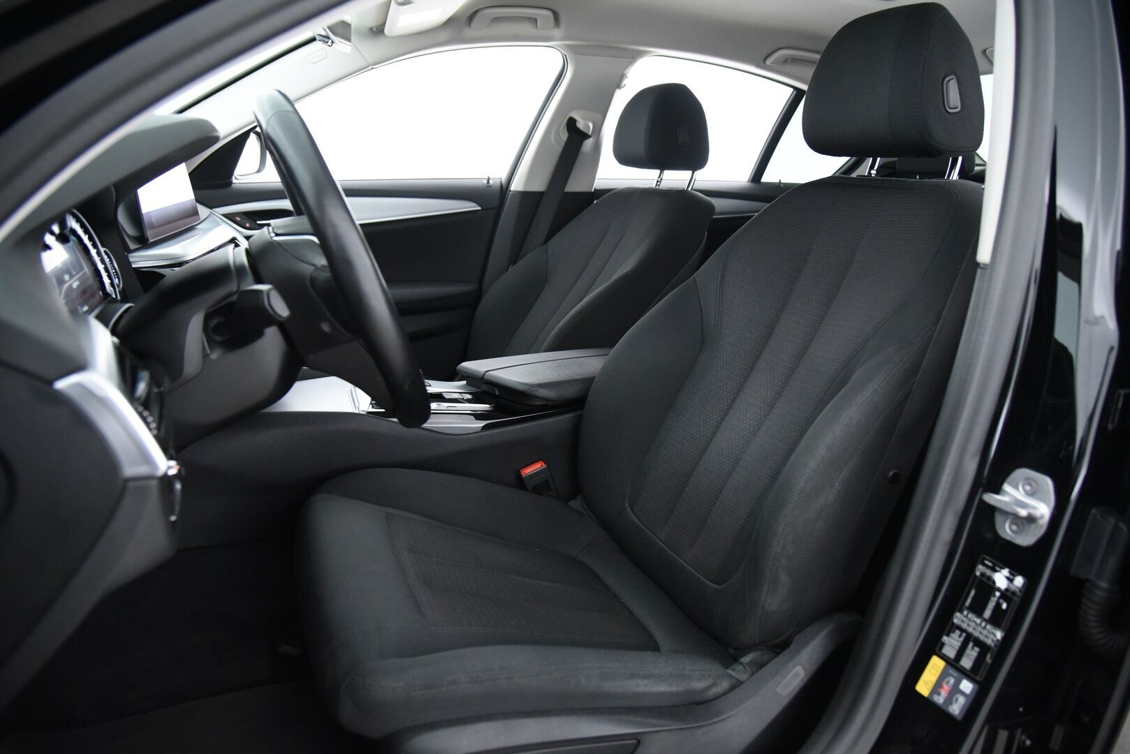 BMW 530 2019 G30 Sedan 530e A Charged Edition / Suomi-auto / Vakkari / P-kamera / LED - Digimittaristo / Ratinlämmitin / 2x renkaat