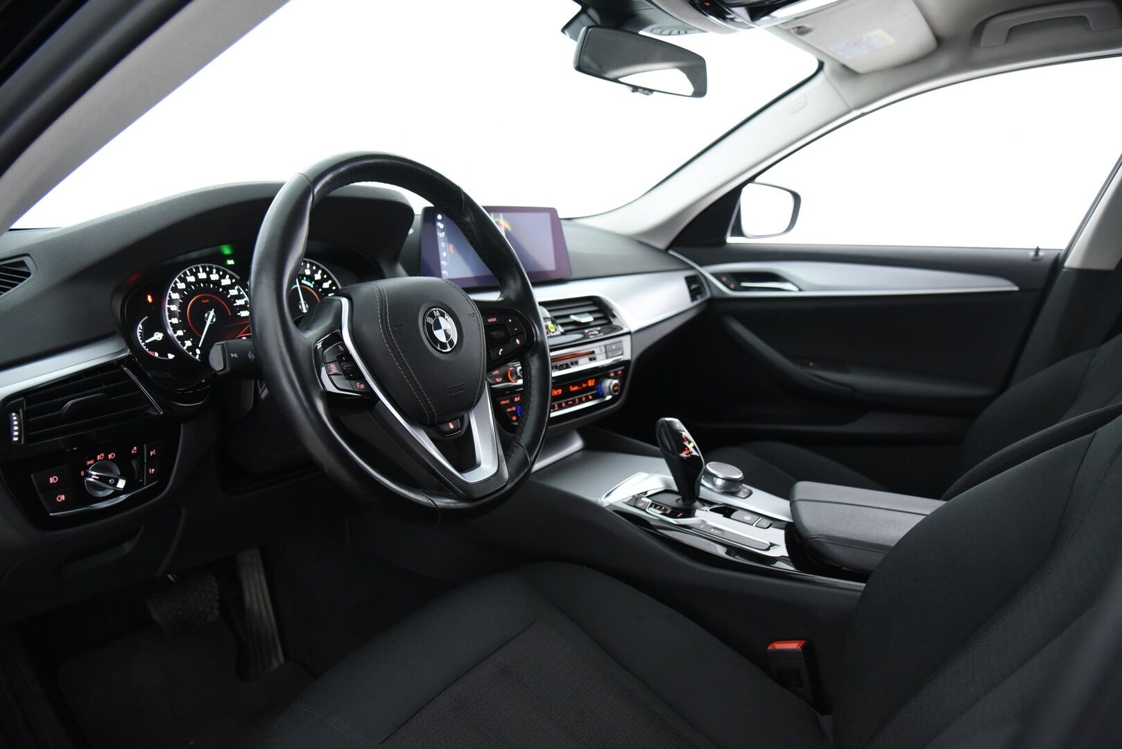 BMW 530 2019 G30 Sedan 530e A Charged Edition / Suomi-auto / Vakkari / P-kamera / LED - Digimittaristo / Ratinlämmitin / 2x renkaat