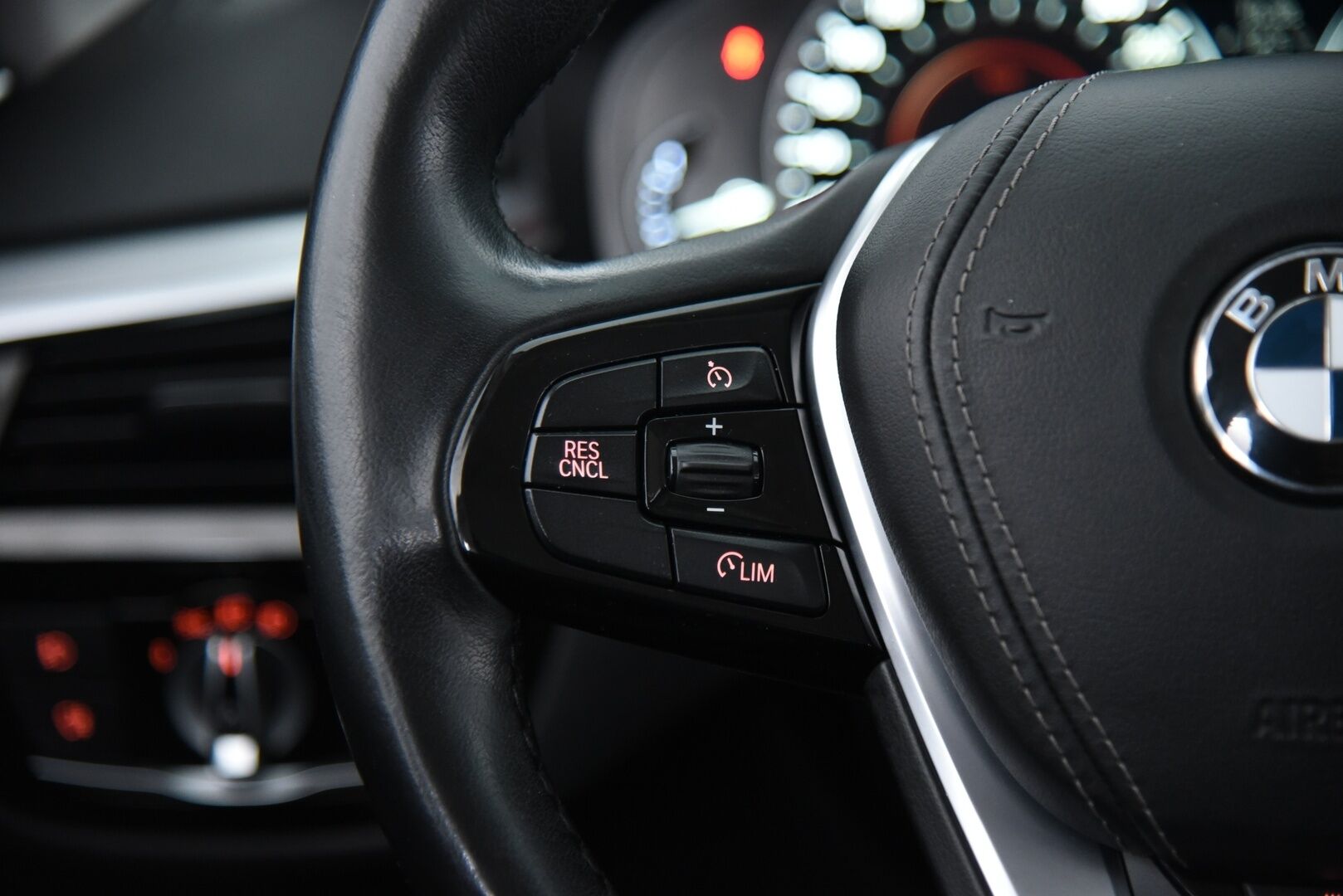 BMW 530 2019 G30 Sedan 530e A Charged Edition / Suomi-auto / Vakkari / P-kamera / LED - Digimittaristo / Ratinlämmitin / 2x renkaat