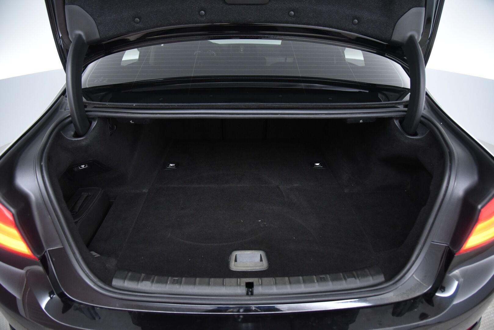 BMW 530 2019 G30 Sedan 530e A Charged Edition / Suomi-auto / Vakkari / P-kamera / LED - Digimittaristo / Ratinlämmitin / 2x renkaat