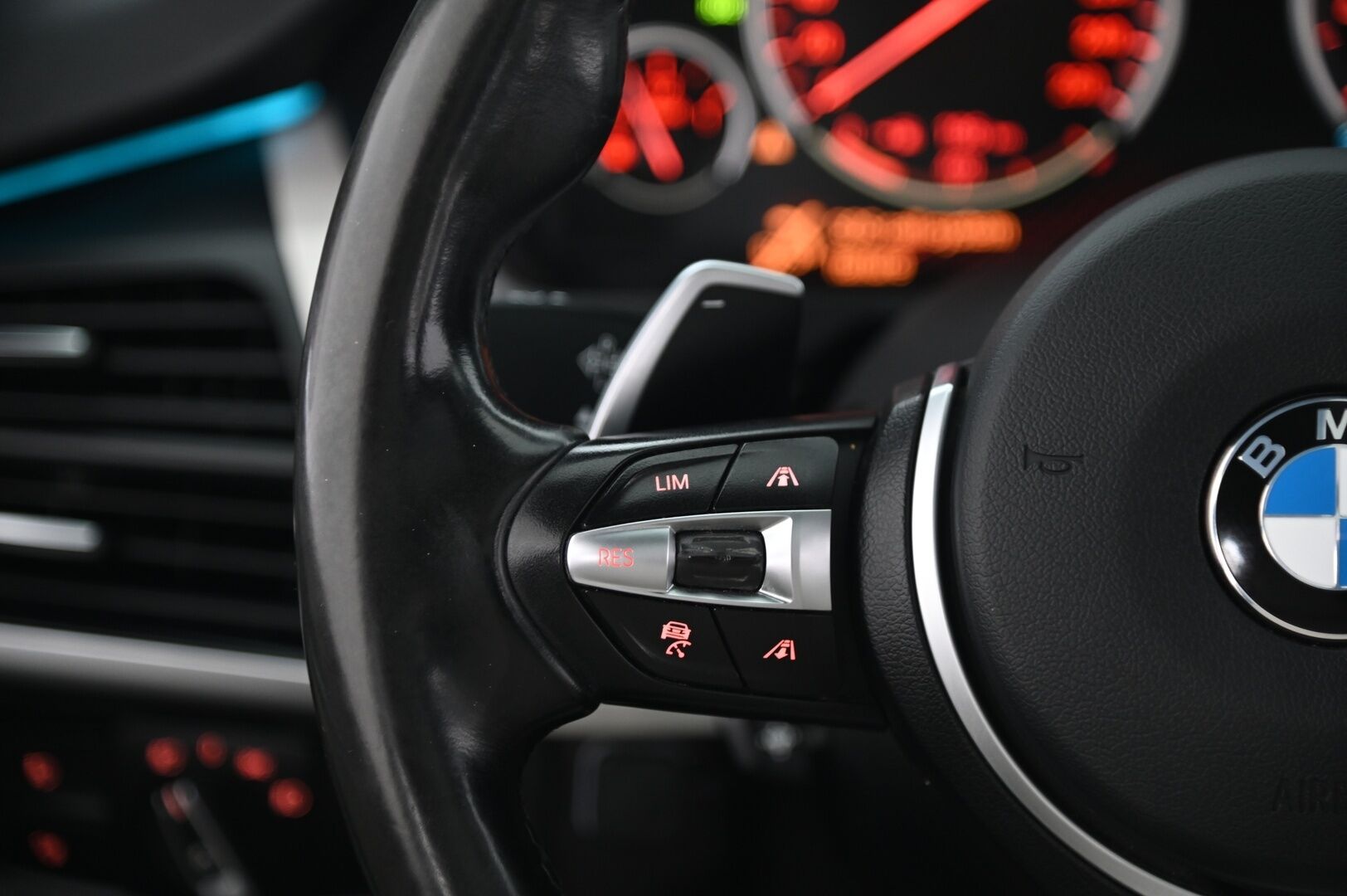 BMW X5 2014 F15 M50d M-Sport *Softclose / HUD / H&K / ACC / Panorama / Muisti nahat / Koukku* - *Webasto / 2xrenkaat / Innovation paketti* - HULLU BLACKWEEK KORKOTARJOUS 2,49%