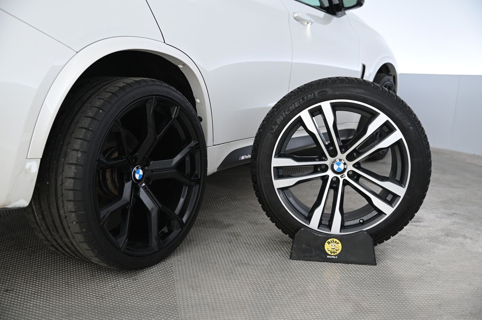 BMW X5 2014 F15 M50d M-Sport *Softclose / HUD / H&K / ACC / Panorama / Muisti nahat / Koukku* - *Webasto / 2xrenkaat / Innovation paketti* - HULLU BLACKWEEK KORKOTARJOUS 2,49%