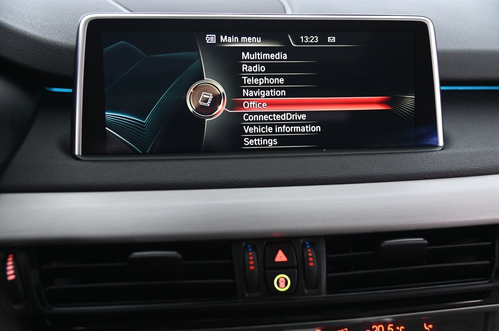 BMW X5 2014 F15 M50d M-Sport *Softclose / HUD / H&K / ACC / Panorama / Muisti nahat / Koukku* - *Webasto / 2xrenkaat / Innovation paketti* - HULLU BLACKWEEK KORKOTARJOUS 2,49%