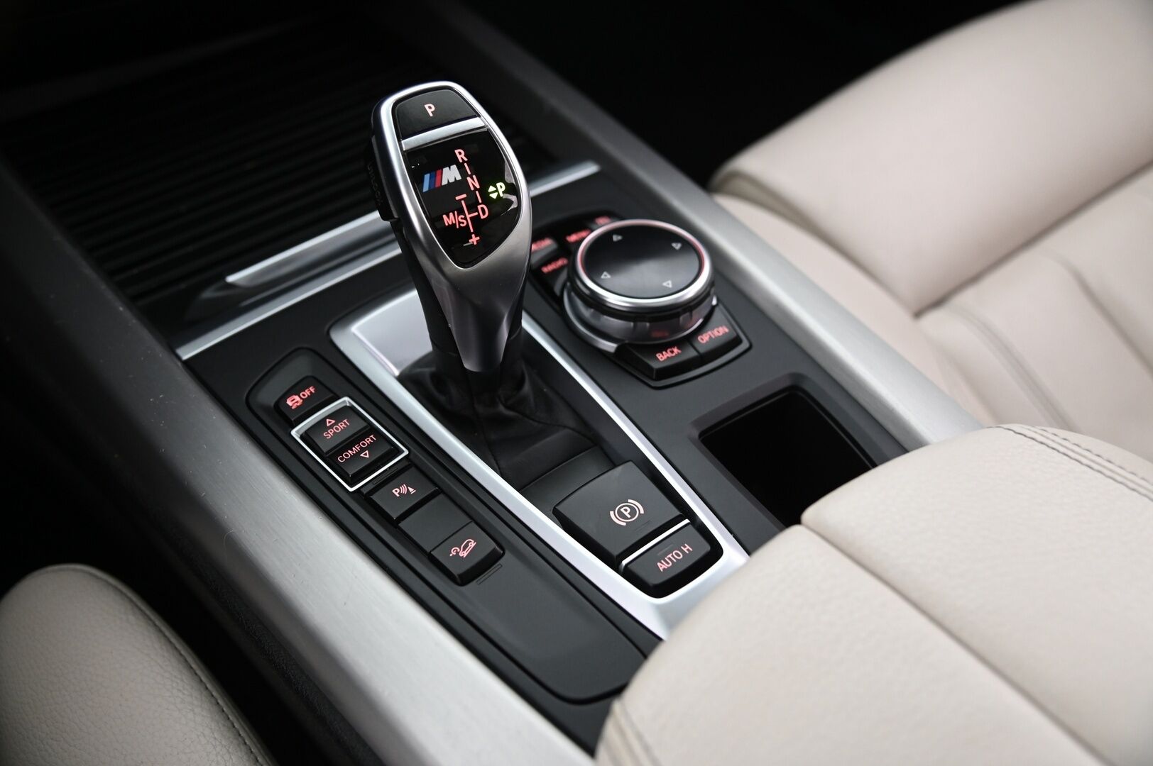 BMW X5 2014 F15 M50d M-Sport *Softclose / HUD / H&K / ACC / Panorama / Muisti nahat / Koukku* - *Webasto / 2xrenkaat / Innovation paketti* - HULLU BLACKWEEK KORKOTARJOUS 2,49%