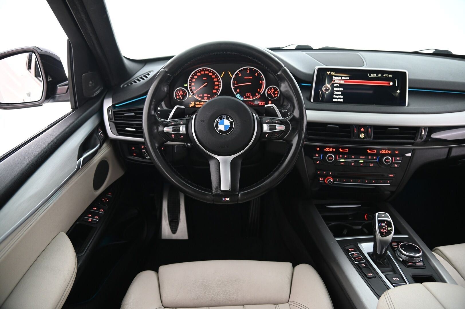 BMW X5 2014 F15 M50d M-Sport *Softclose / HUD / H&K / ACC / Panorama / Muisti nahat / Koukku* - *Webasto / 2xrenkaat / Innovation paketti* - HULLU BLACKWEEK KORKOTARJOUS 2,49%