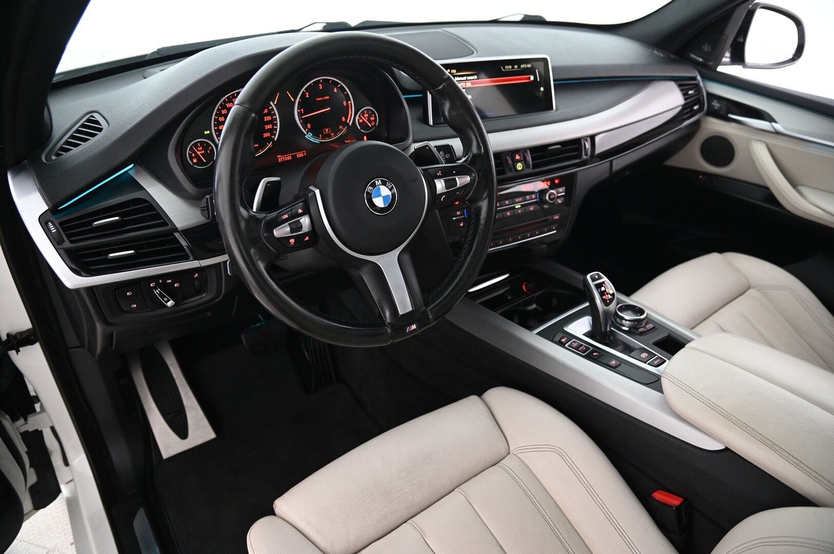 BMW X5 2014 F15 M50d M-Sport *Softclose / HUD / H&K / ACC / Panorama / Muisti nahat / Koukku* - *Webasto / 2xrenkaat / Innovation paketti* - HULLU BLACKWEEK KORKOTARJOUS 2,49%