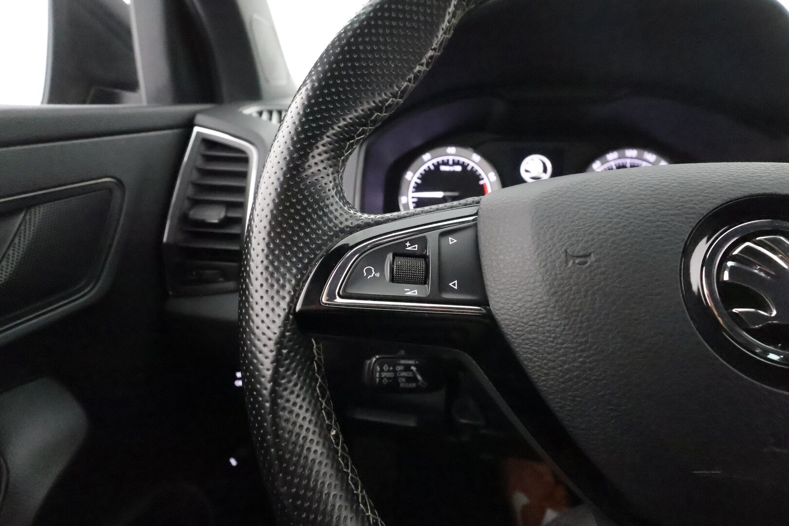 Skoda Karoq 2019 TSI SportLine DSG Autom. **Webasto / Adapt.Vakkari / P. Kamera / LED-valot / Kaistavahti / KeylessGO / 2x Renkaat**