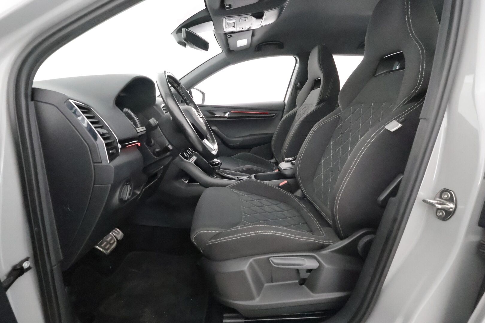 Skoda Karoq 2019 TSI SportLine DSG Autom. **Webasto / Adapt.Vakkari / P. Kamera / LED-valot / Kaistavahti / KeylessGO / 2x Renkaat**