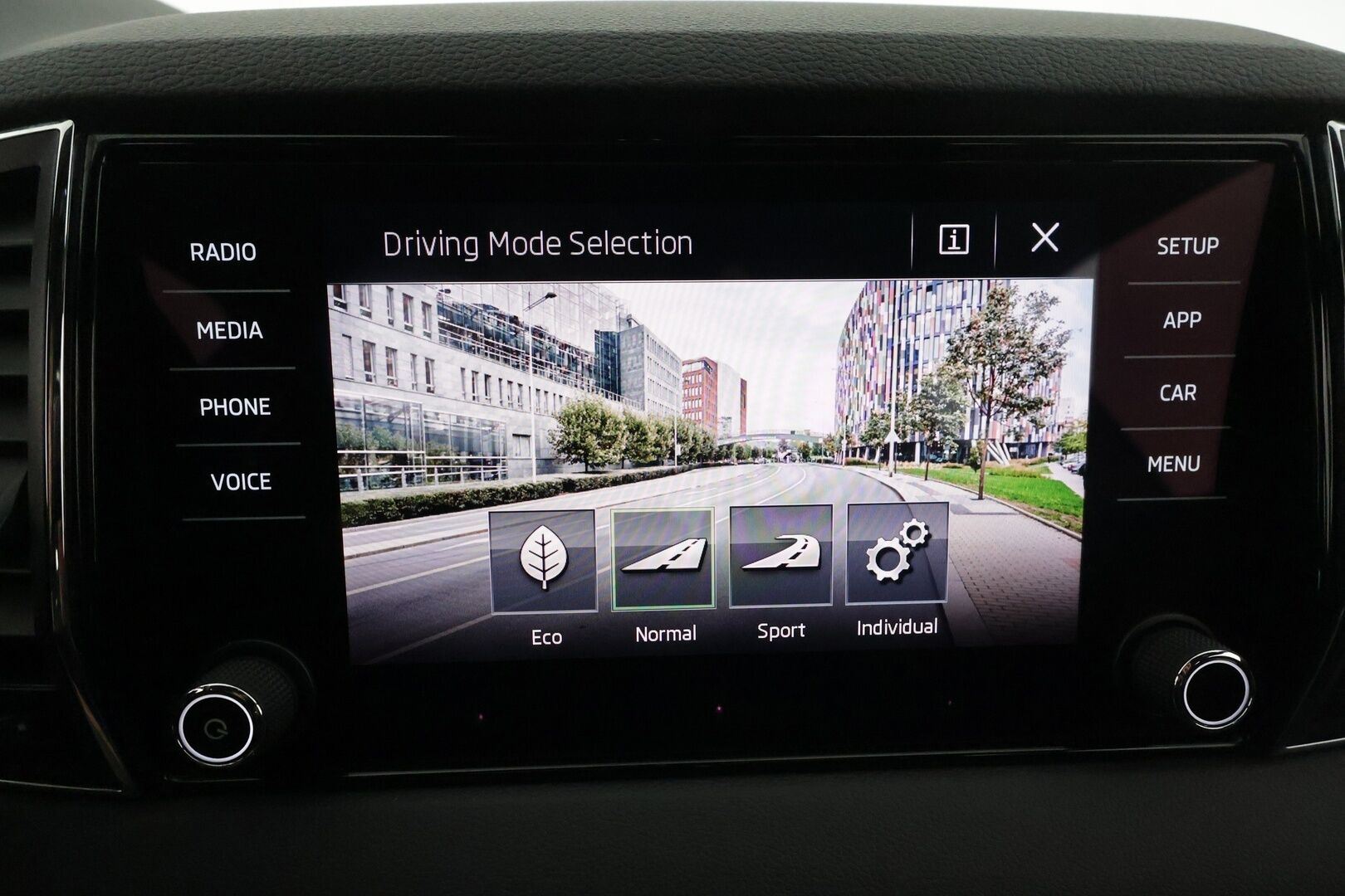 Skoda Karoq 2019 TSI SportLine DSG Autom. **Webasto / Adapt.Vakkari / P. Kamera / LED-valot / Kaistavahti / KeylessGO / 2x Renkaat**