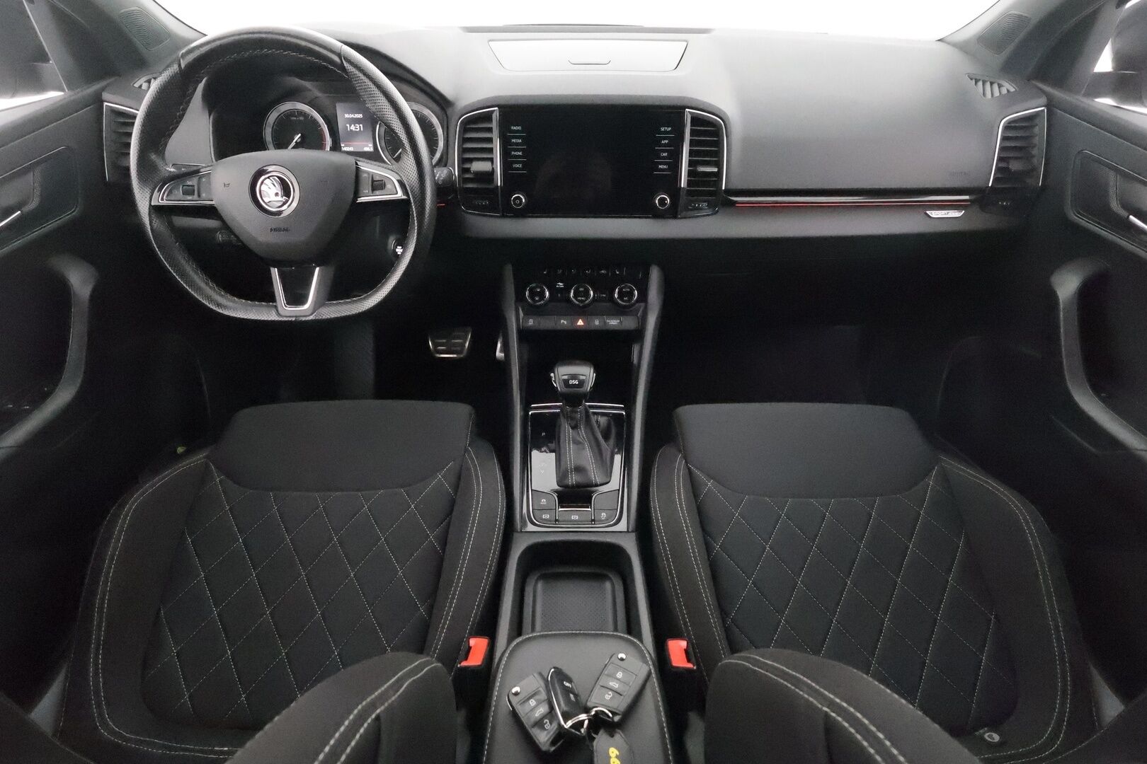 Skoda Karoq 2019 TSI SportLine DSG Autom. **Webasto / Adapt.Vakkari / P. Kamera / LED-valot / Kaistavahti / KeylessGO / 2x Renkaat**