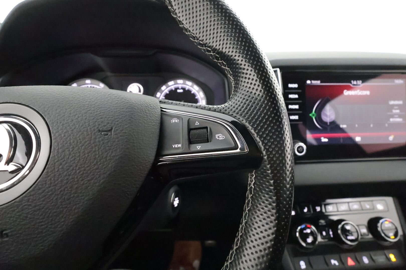 Skoda Karoq 2019 TSI SportLine DSG Autom. **Webasto / Adapt.Vakkari / P. Kamera / LED-valot / Kaistavahti / KeylessGO / 2x Renkaat**