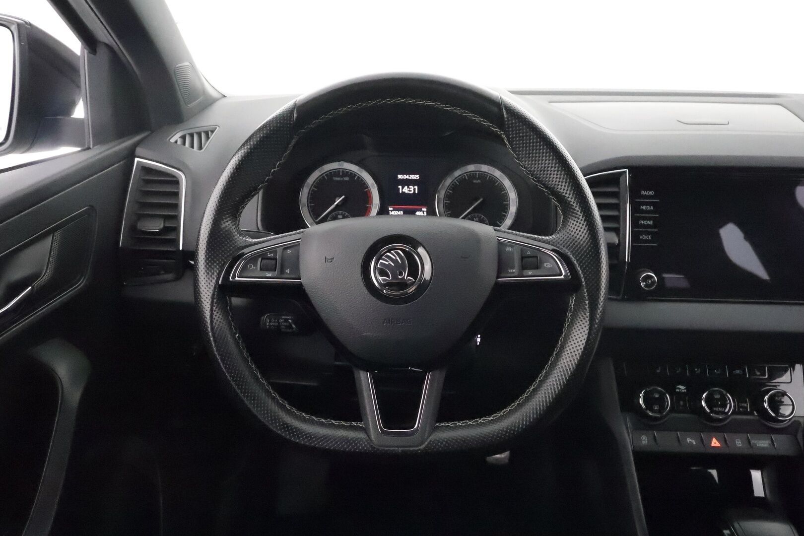 Skoda Karoq 2019 TSI SportLine DSG Autom. **Webasto / Adapt.Vakkari / P. Kamera / LED-valot / Kaistavahti / KeylessGO / 2x Renkaat**