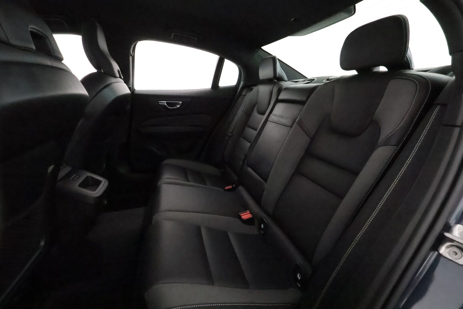 Volvo S60 2019 T5 Business R-Design aut **Adapt.vakkari / Muistipenkki / Webasto / H&K / 360.kamera / Full LED / KeylessGo** - 3,99 % KORKOTARJOUS TÄHÄN AUTOON - Suomi-auto / Merkkihuollettu / Kahdet renkaat aluvanteilla / Penkinlämmittimet takana / Tuulilasin lämmitin / Digimittaristo